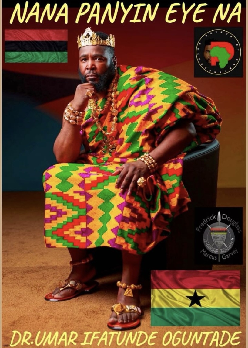 Nana Panyin Eye Na (ex Dr Umar Johnson) pose une photographie dans une tenue Kinte lors de son séjour au Ghana entre décembre 2024 et janvier 2025